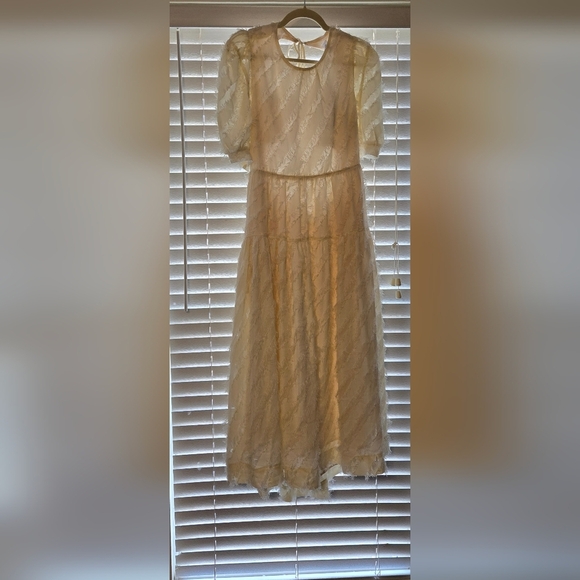 En Saison Dresses & Skirts - 🆕️ En Saison Size Medium Cream Fringe Puff Sleeve Open Back Midi Dress